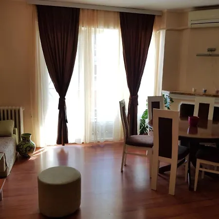 Petrov In Downtown - Center 70m2 Apartment